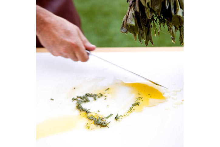 Trộn dầu olive với nước thịt và lá thơm băm nhuyễn