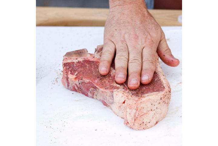 … Dùng tay ướt chà lên miếng thịt để giúp nó thấm gia vị hơn